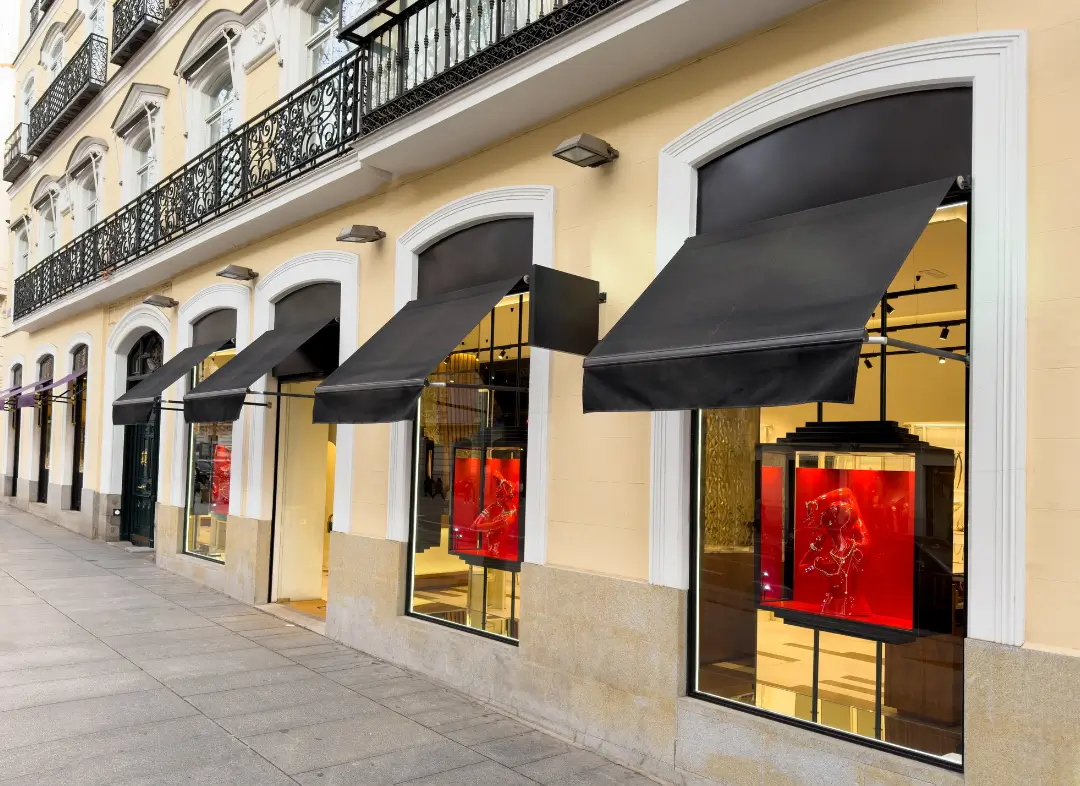 Façade vitrine de magasin en aluminium sur mesure à Chantonnay